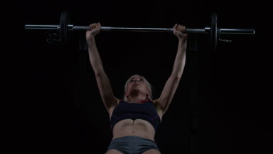 4k genç kadın ağırlık eğitim, barbell bench press Fit