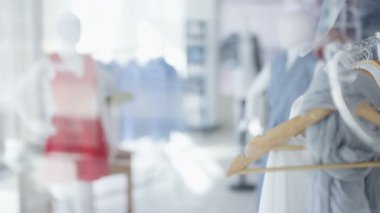 Kadın moda giyim mağazası ya da üretici ile giysi rafları ve mankenler iç.