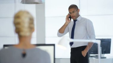 4 k iş yöneticisi o telefonda konuşurken pacing Office