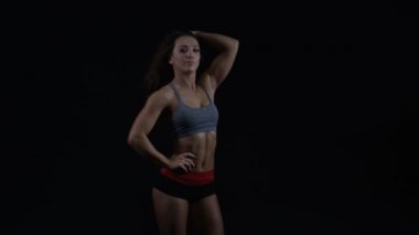 4 k portre çekici kız saçını flicking ve kameraya seyir spor giyim