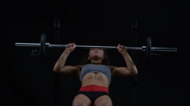 4k genç kadın ağırlık eğitim, barbell bench press Fit
