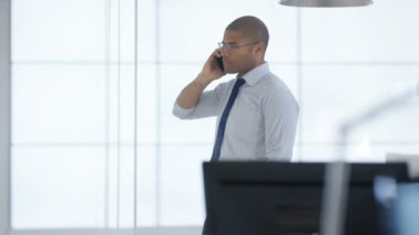 4 k iş yöneticisi o telefonda konuşurken pacing Office