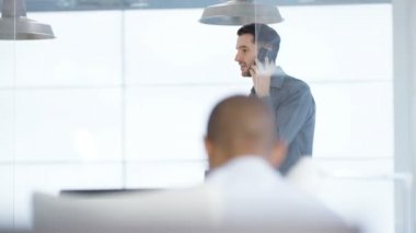 4 k iş yöneticisi o telefonda konuşurken pacing Office