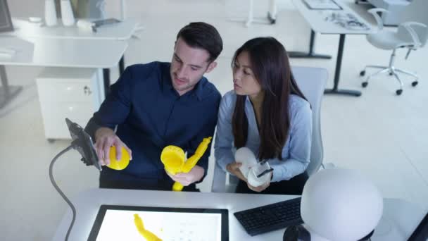 Concepteurs de technologie 4K collaborant à un projet de construction de robot 