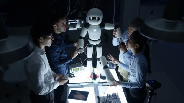 Ingénieurs Électronique Collaborant Conception Robot Dans Laboratoire Sombre — Video