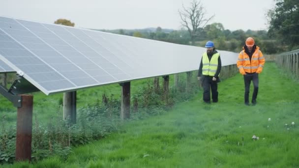 Técnicos Trabajando Planta Energía Solar Revisando Los Paneles Hablando — Vídeos de Stock