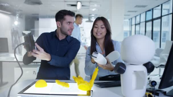 Technologie Ontwerpers Samen Werken Aan Een Project Robot Bouwen — Stockvideo