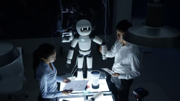 Ingénieurs Électronique Collaborant Conception Robot Dans Laboratoire Sombre — Video