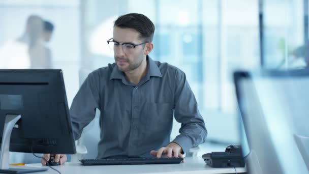 Hombre Negocios Alegre Que Trabaja Computadora Oficina Moderna — Vídeo de stock