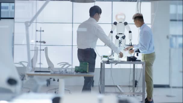 Tekniska Ingenjörer Arbetar Tillsammans Samarbeta Projekt Att Bygga Robot — Stockvideo