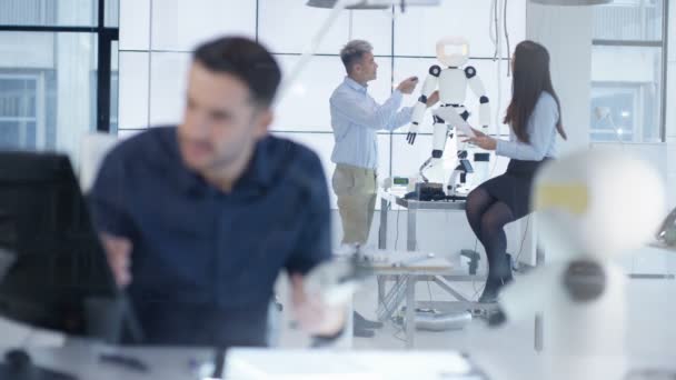 Ingénieur en électronique 4K travaillant sur la construction de robots 