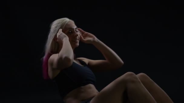 Вмістити Жінку Спортивною Фігурою Роблять Вправи Зміцнення Основних Язів — стокове відео
