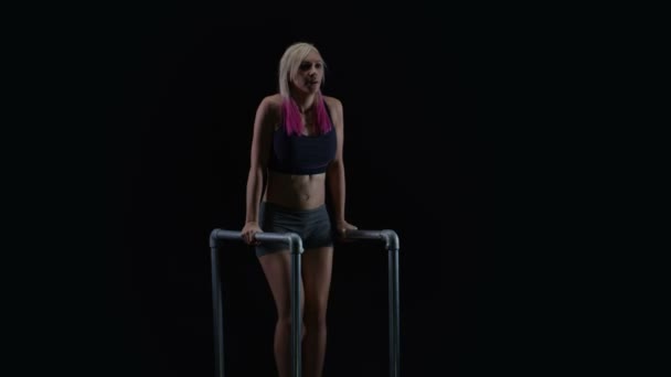 Fit Ung Kvinna Arbetar Med Gymutrustning Mot Svart Bakgrund — Stockvideo