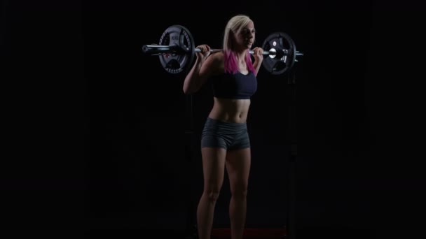 Entrenamiento Peso Mujer Joven Fit Haciendo Sentadillas Con Barra — Vídeo de stock