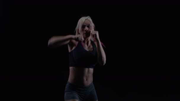 女子拳击手训练 徒手向相机投掷拳头 — 图库视频影像