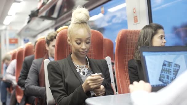 Mujer Negocios Alegre Mirando Teléfono Inteligente Tren Cercanías Ocupado — Vídeo de stock