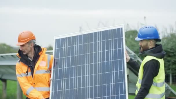 Techników Pracujących Zakładzie Energii Słonecznej Wymiana Panelu Sollar Podczas Inspekcji — Wideo stockowe
