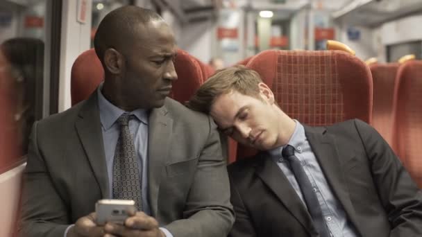 Müde Geschäftsmann Schläft Auf Einem Anderen Fahrgast Bahn Ein — Stockvideo