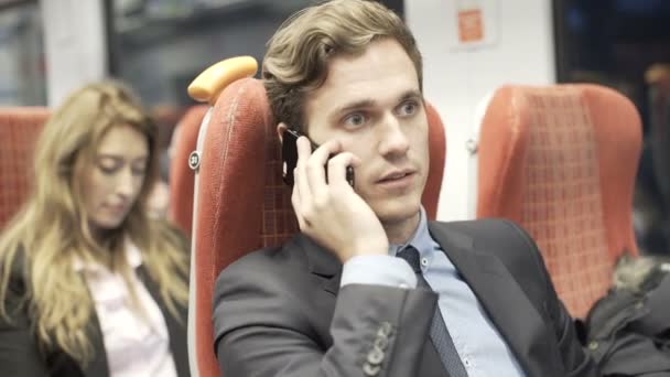 Vrolijke Jonge Zakenman Praten Aan Telefoon Stad Commuter Trein — Stockvideo