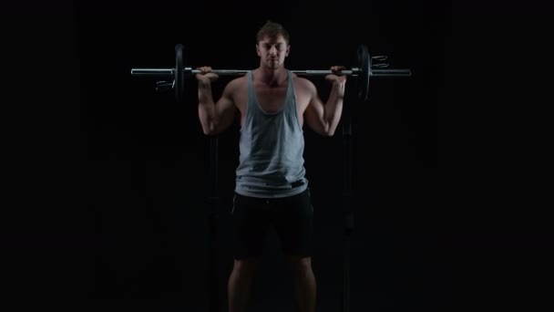 Muscular Hombre Entrenamiento Con Pesas Haciendo Sentadillas Con Barra — Vídeos de Stock