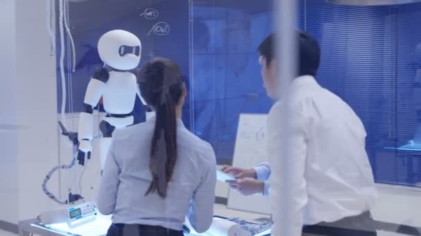 ロボットの画像スキャンのビューを持つロボットの設計をテスト 電子技術者 — ストック動画