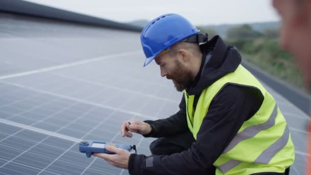 Técnicos Revisando Los Paneles Instalación Energía Solar — Vídeos de Stock