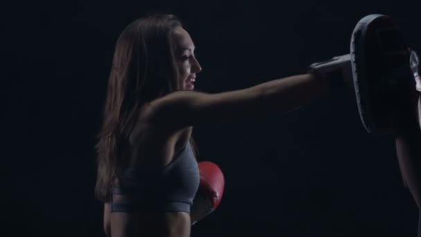 フィット若い女性の女性のトレーナーにボクシングのトレーニングを行うこと — ストック動画