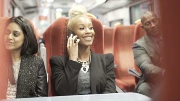 Vidám Üzletasszony Beszél Telefonon Forgalmas Elővárosi Vonat — Stock videók