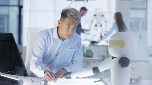 Retrato Del Ingeniero Electrónico Sonriente Que Trabaja Construcción Robots — Vídeos de Stock