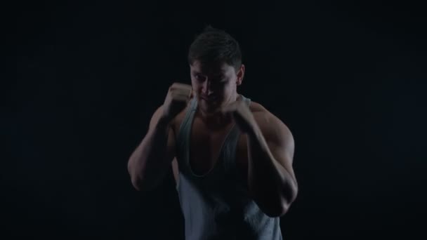 Entrenamiento Boxeador Muscular Lanzando Puñetazos Hacia Cámara Con Los Puños — Vídeo de stock