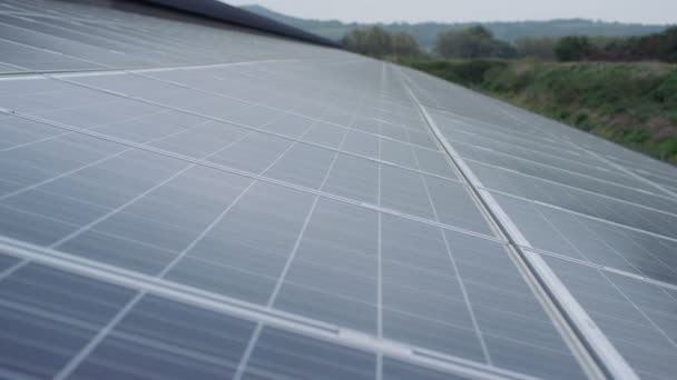 Große Installation Von Sonnenkollektoren Auf Dem Land — Stockvideo