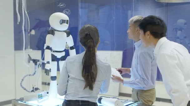 Elektroniker Testen Design Des Roboters Mit Blick Auf Den Bildscan — Stockvideo