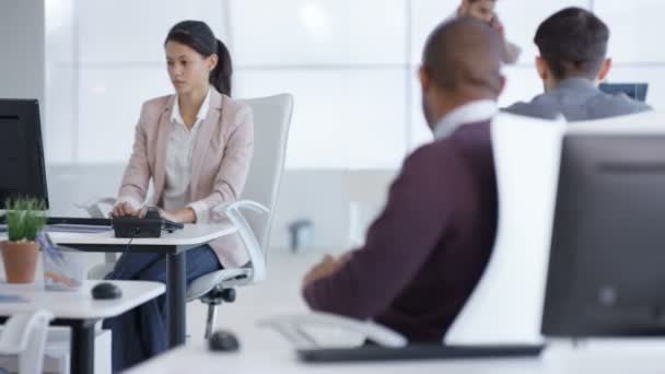 Grupo Empresarial Oficina Moderna Trabajando Sus Escritorios Hablando — Vídeo de stock