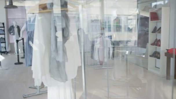 Damenmode Bekleidungsgeschäft Kleinunternehmer Oder Hersteller Der Seine Entwürfe Überprüft — Stockvideo