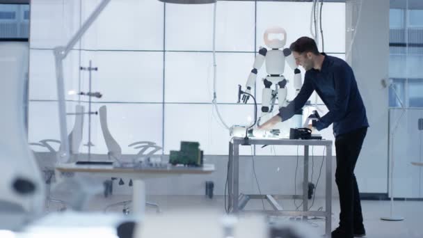 Technisch Ingenieur Werken Aan Bouw Van Geautomatiseerde Robot Moderne Lab — Stockvideo