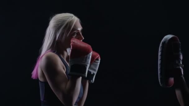 Mujer Joven Fit Haciendo Entrenamiento Boxeo Con Entrenadora — Vídeos de Stock