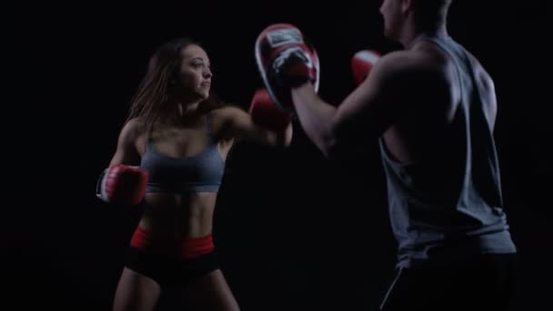 フィット若い女性男性トレーナーとボクシングのトレーニングを行うこと — ストック動画
