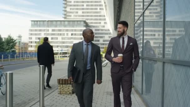 Deux Hommes Affaires Bavarder Comme Ils Marchent Dans Ville — Video