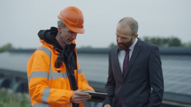 Empresario Ingeniero Discutiendo Operaciones Planta Energía Solar — Vídeo de stock