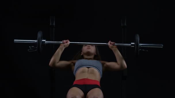 Entrenamiento Peso Mujer Joven Fit Haciendo Press Banca Con Barra — Vídeo de stock