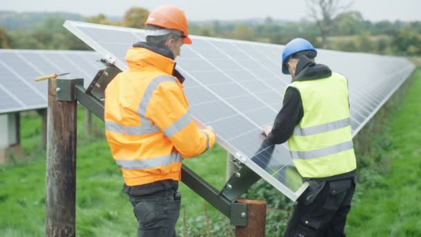 Técnicos Que Trabajan Planta Energía Solar Reemplazando Panel Solar Durante — Vídeos de Stock