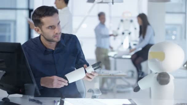 Ingénieur en électronique 4K travaillant sur la construction de robots 