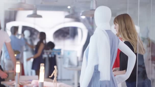 Fashion Designteam Dat Werkt Voor Grote Retailer Brainstormen Ideeën Bespreken — Stockvideo