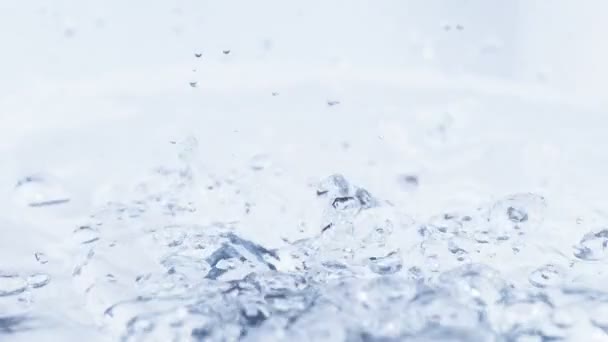 新鲜蓝莓滴入清澈的纯净水中 慢动作关闭 — 图库视频影像