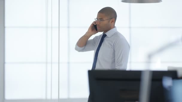 Gerente Negocios Ritmo Oficina Mientras Habla Por Teléfono — Vídeo de stock