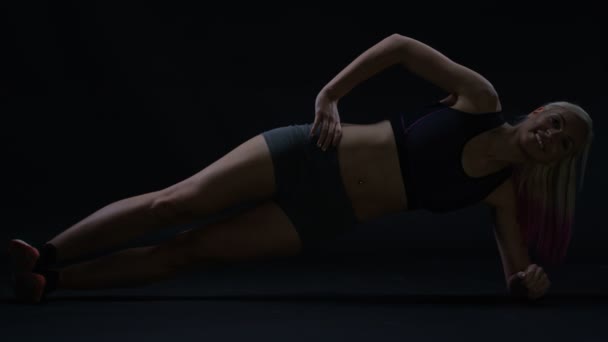 适合年轻女性锻炼以提高核心力量 — 图库视频影像