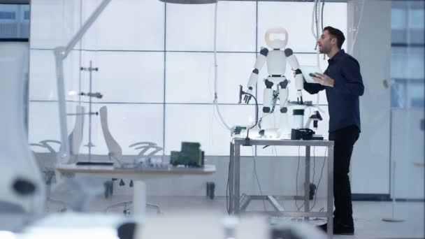 Engenheiros Técnicos Trabalhando Construção Robô Automatizado Laboratório Moderno — Vídeo de Stock