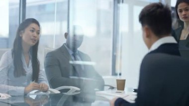 4 k kurumsal iş takım bir toplantının modern şehir ofisi