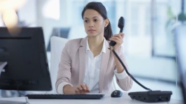 4k neşeli işkadını modern ofis masasında, telefon görüşmesi