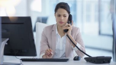 4k neşeli işkadını modern ofis masasında, telefon görüşmesi